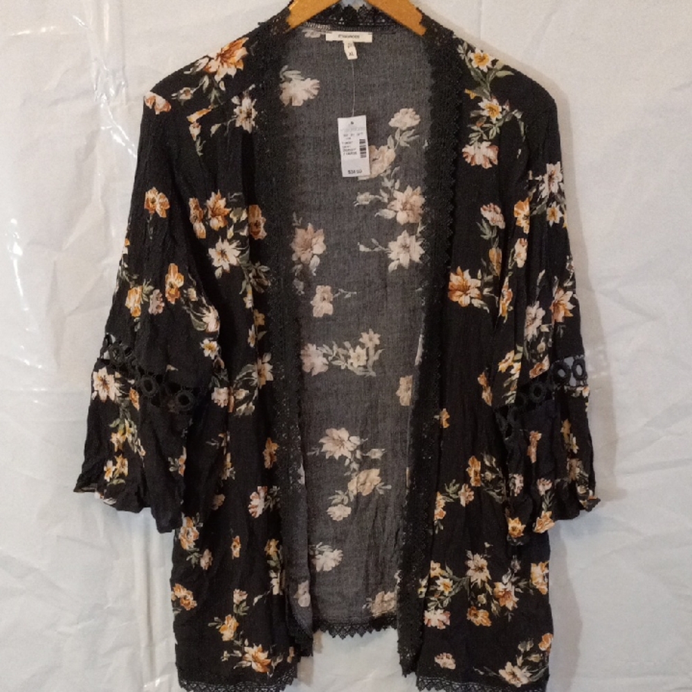 NWT Size XL Gray Floral Lace Lightweight Stylish Cover Up